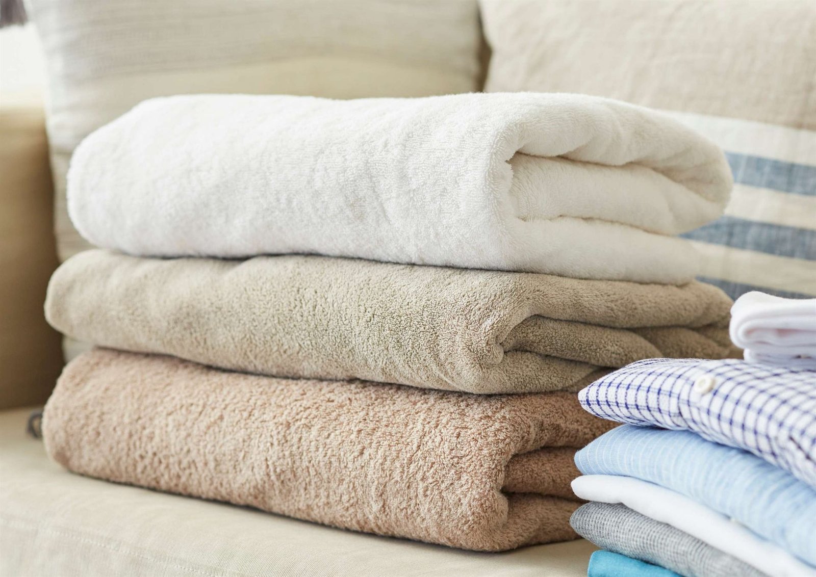 Linge lavé, plié et prêt à ranger — serviettes et chemises livrées à domicile